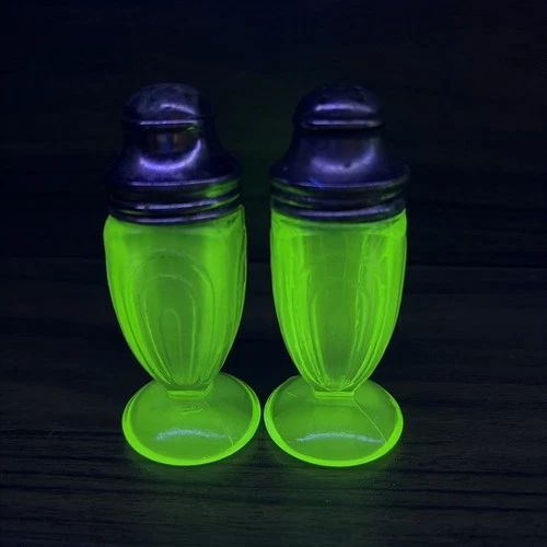 1930s Depression Era Hazel Atlas 'Ribbon' Uranium Green Salt & Pepper Shakers 4"