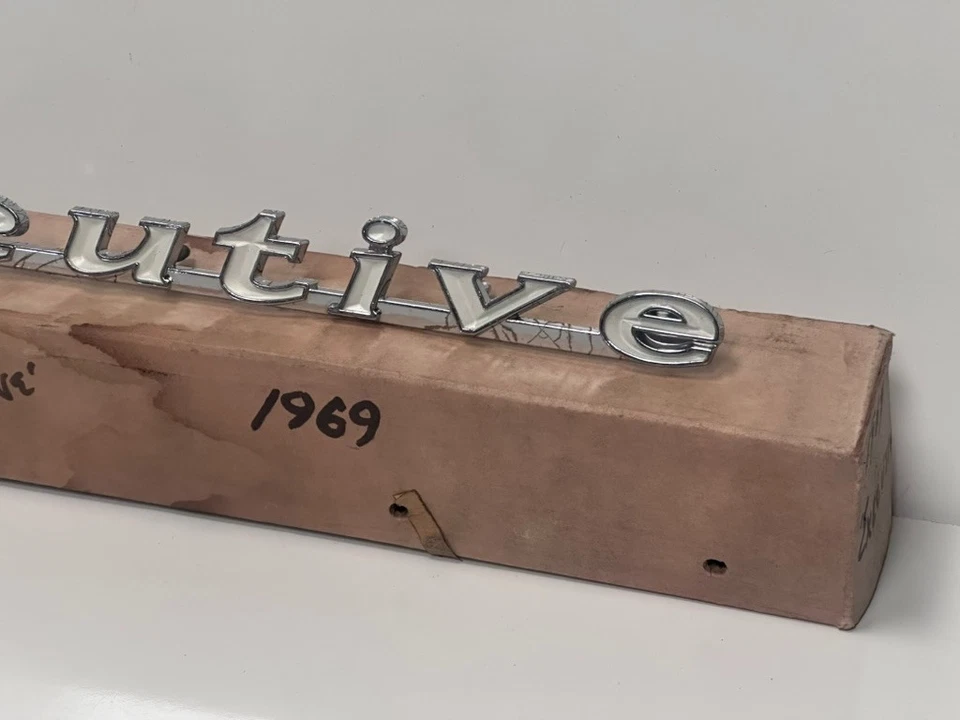 Pontiac Executive 1969 placa emblema original GM 9796574 Foto 2 de 4