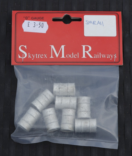 Skytrex Models O Gauge - 4x Lineside Accessories - Barrels/Churns/Sacks/Oil Drum - Picture 3 of 5