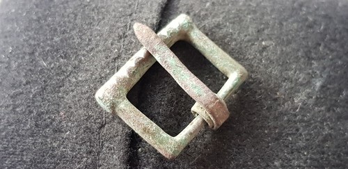 Beautiful bronze early Medieval buckle found in England in 1974 L52a