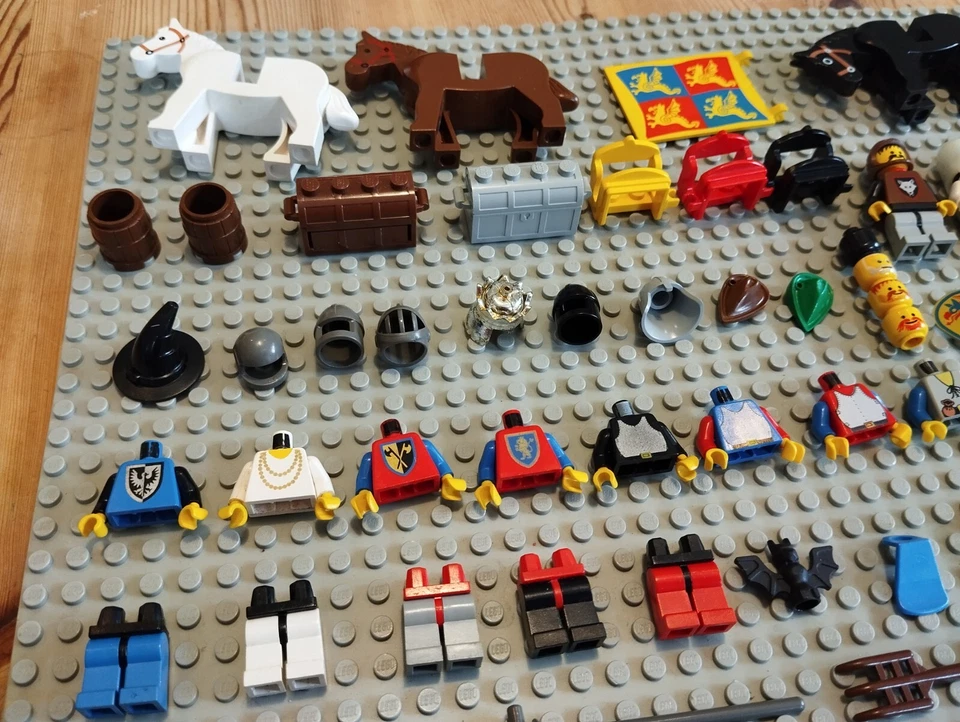 Lego Castle Vintage Knight Forestman Weapons 677 6090 6086 6080 More than Phot'd - Image 3 of 4