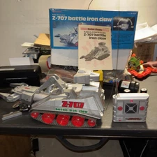 Z-707 Battle Iron Claw Radio Shack Radio Controlled Robot Complete! Damaged