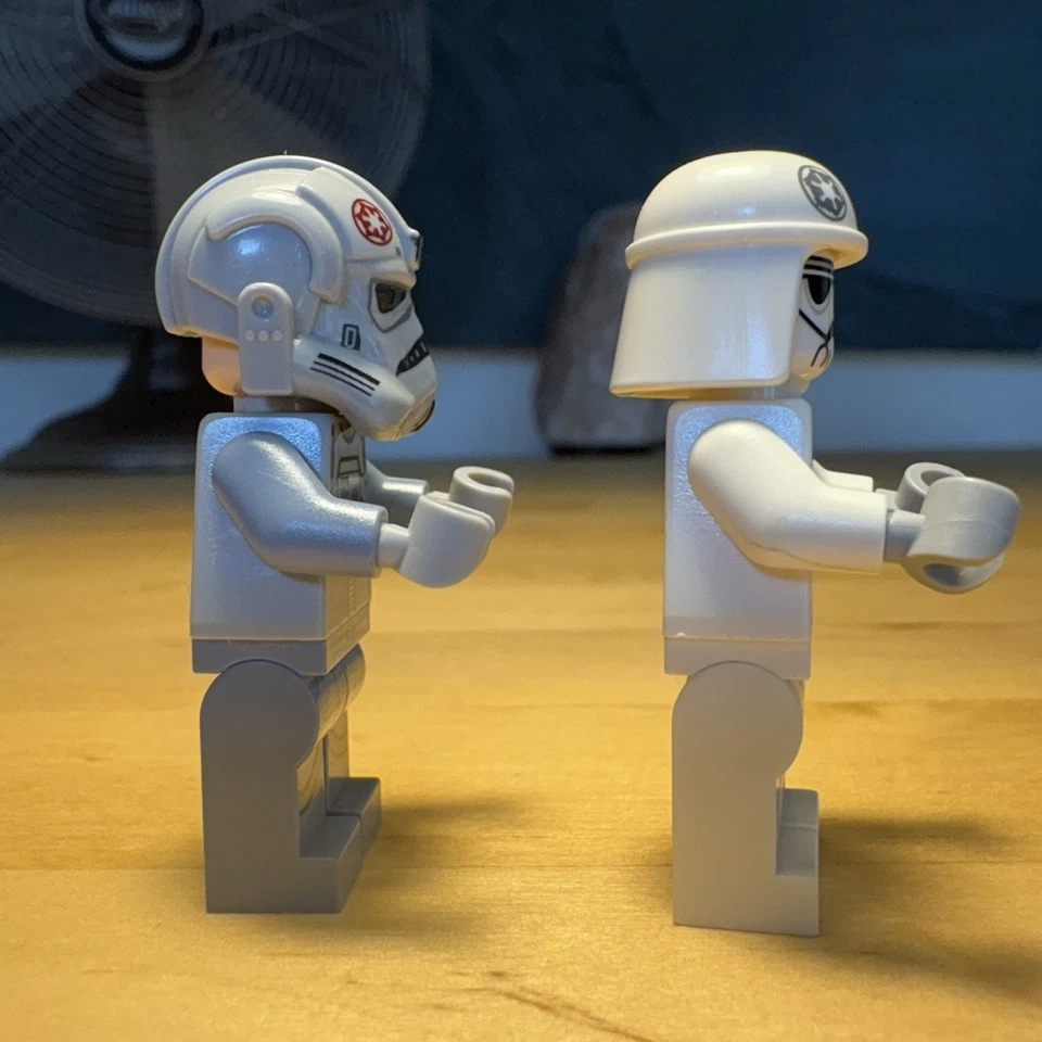 LEGO Star Wars AT-DP Pilot (white uniform) + AT-AT Driver - Imperial Minifigures - Image 2 of 4