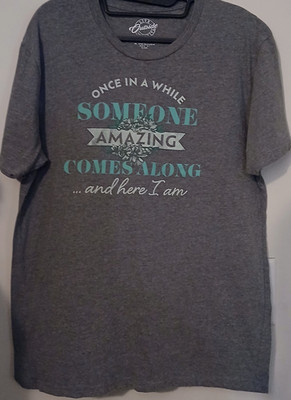 Someone Amazing Comes Along Here I Am Women's Gray Large Graphic Tee