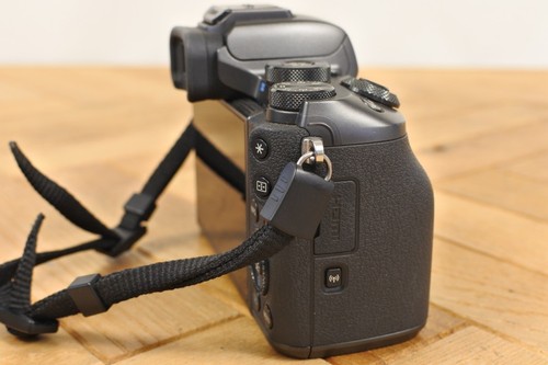 Cámara digital Canon EOS M5 24,2 MP sin espejo y adaptador de batería/cargador/montaje - Imagen 8 de 17