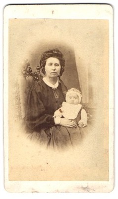 Photograph Emil Luban, Görlitz, Green Graben 2, mother with toddler on the S 