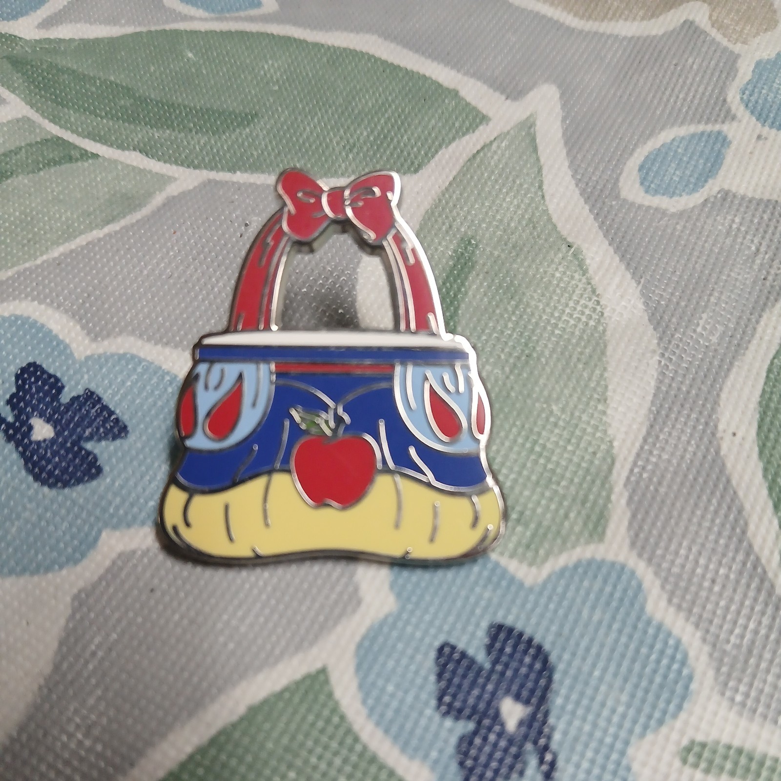 Disney Pin Snow White Character Handbag Mystery Retired