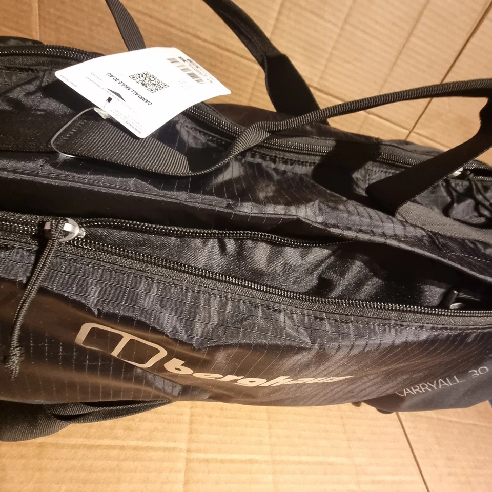Berghaus Carryall 30L Mule Holdall Gym Bag / Weekend Shoulder Bag in Black - Image 4 of 4