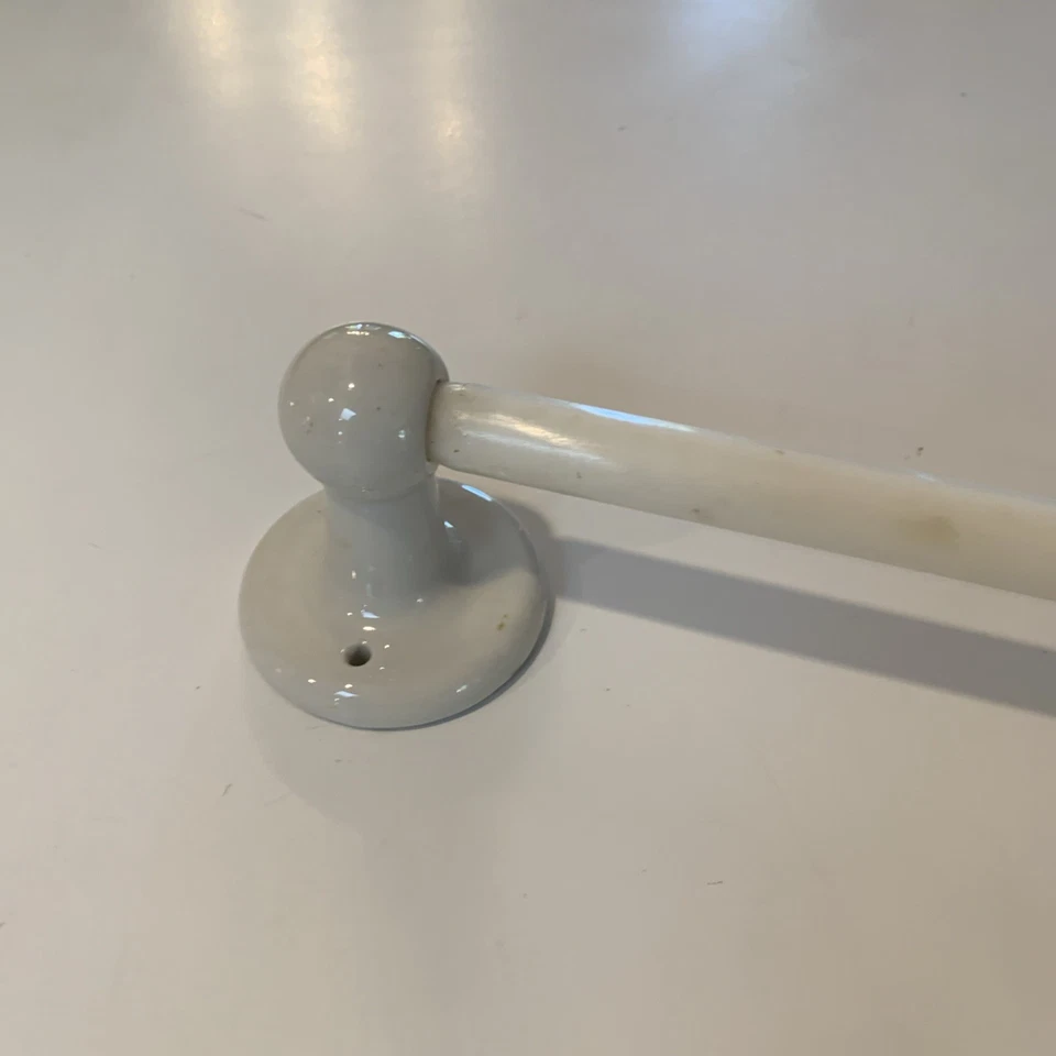 "Toallero antiguo vintage de vidrio esmerilado con soportes redondos de cerámica WOW 22""" Foto 2 de 4