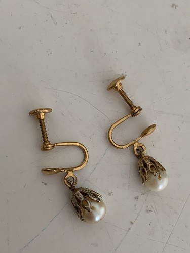 Vintage Faux Pearl Screwback Earrings Gold Tone Filigree - Picture 2 of 7