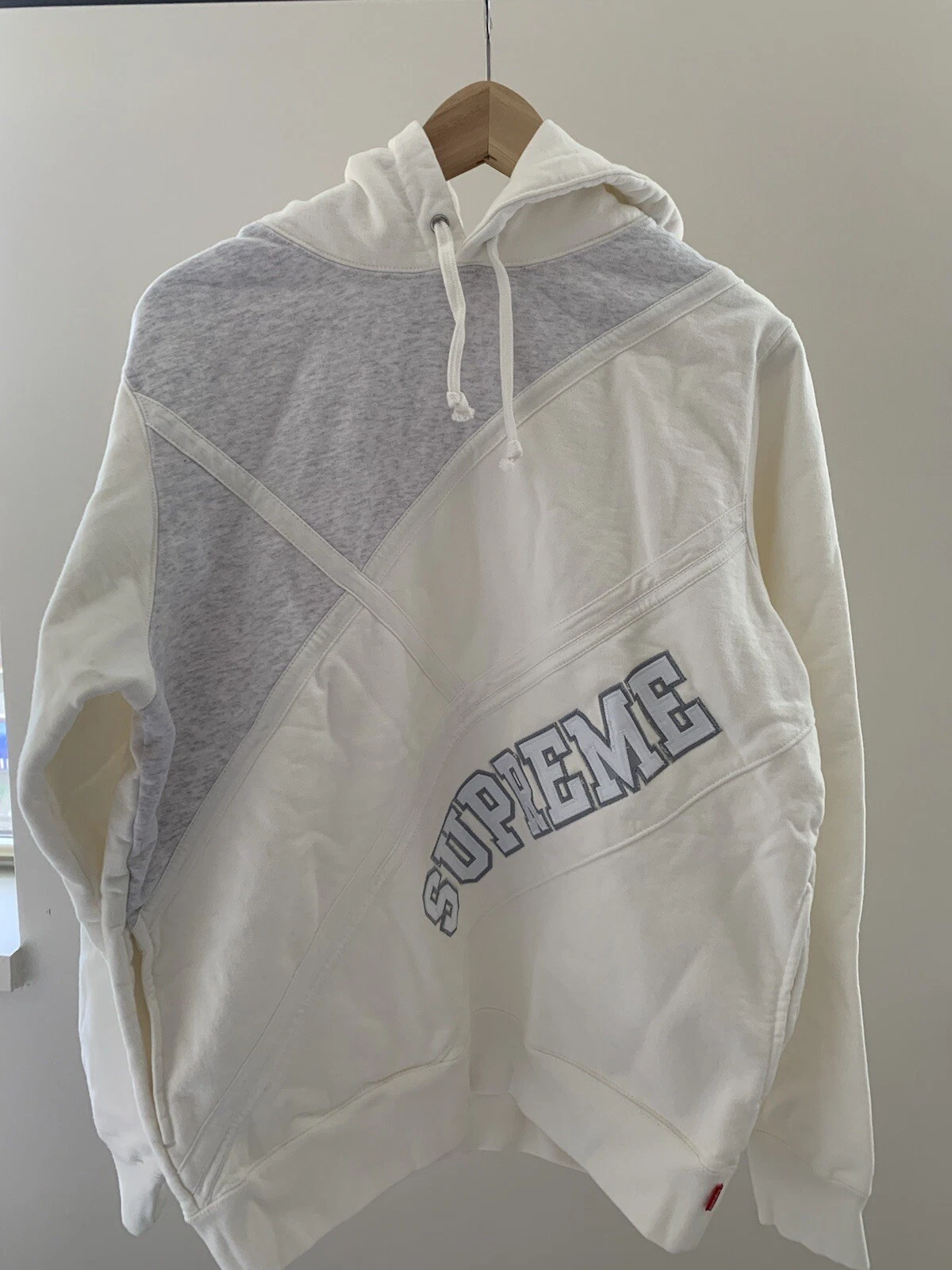 Sweat shirt à capuche diagonale Supreme blanc Taille : Moyenne