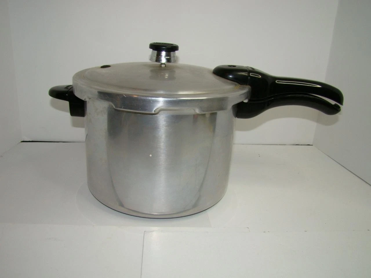 Presto 6 Quart Aluminum Pressure Cooker Model 01264 No. 7 with Lid and Regulator