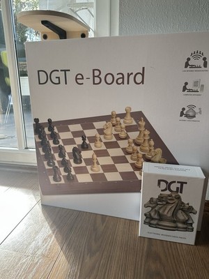 DGT e-Board mit Ebony Holz Figuren Seriennummer 26668
