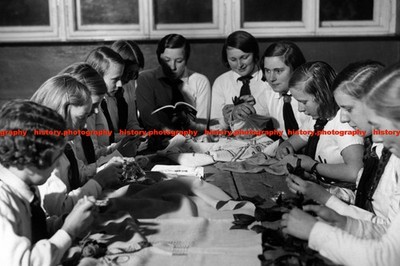 F017773 Junge BDM Mädchen Nähen und Häkeln lernen Deutschland 30er Jahre 2.WK