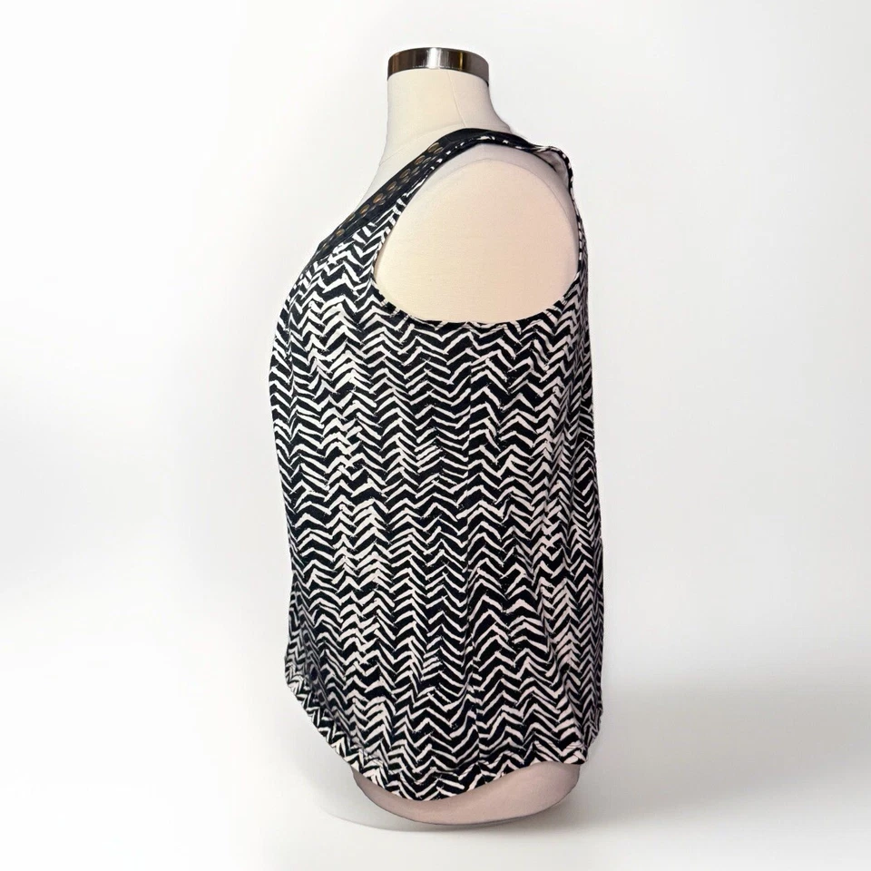 Studio Works Top Women’s Size 2X Black & White Sleeveless Chevron Studded Collar Foto 4 de 4