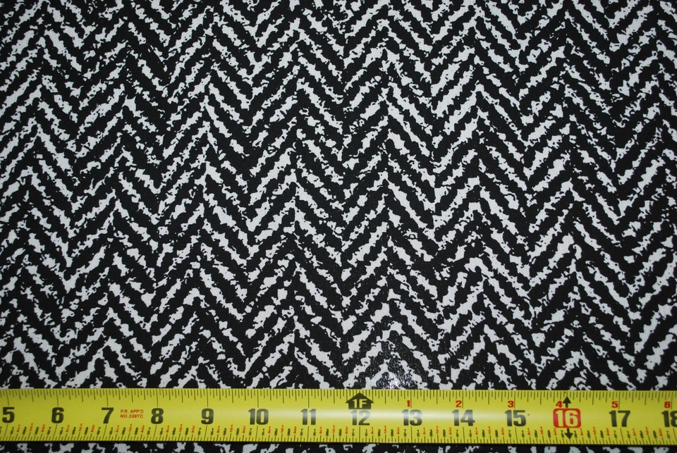 Tejido Rayón Crepe Fibra Natural Negro y Natural Chevrron Estampado Zig Zag Foto 3 de 4