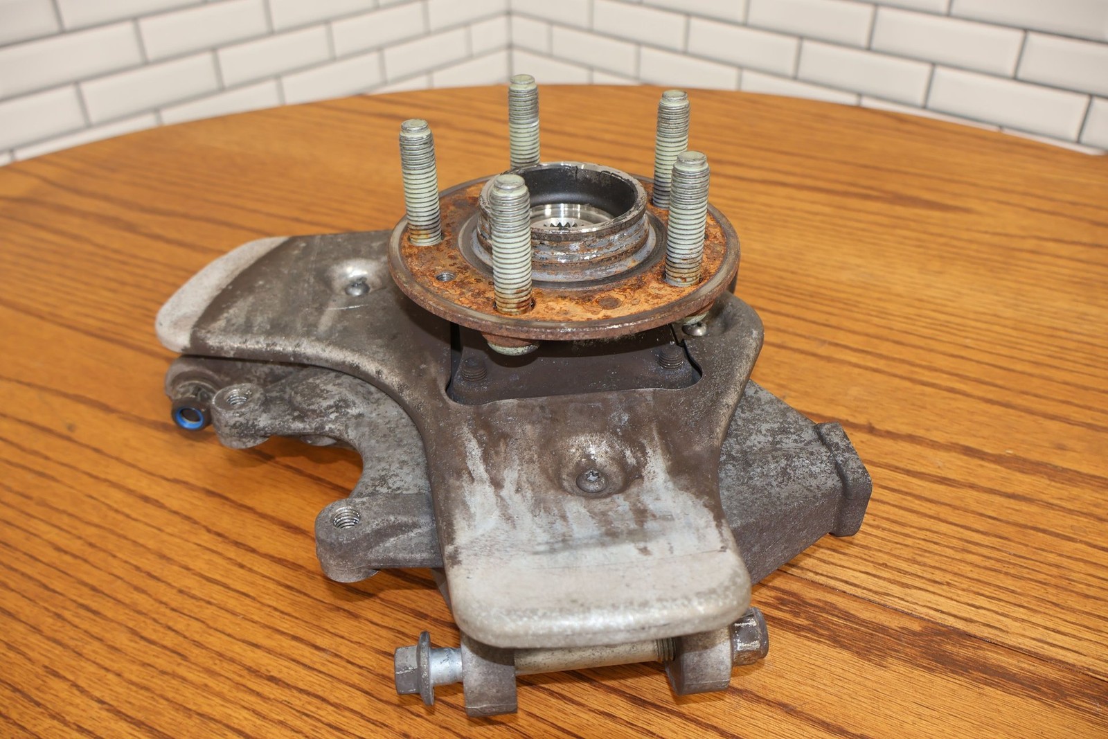 2010 Aston Martin V8 Vantage Rear Left LH Spindle Knuckle W/ Hub (33K Miles)
