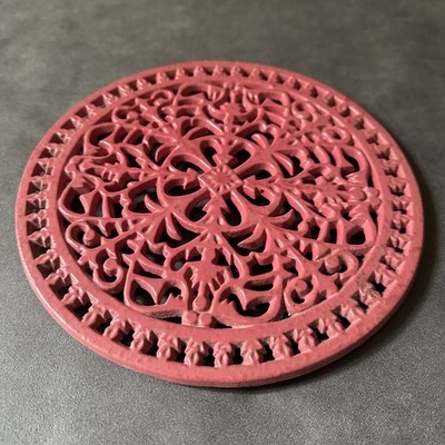 VINTAGE 8 1/2'' PINK ROUND FOOTED BENCHTOP CAST IRON TRIVET FRENCH MADE?