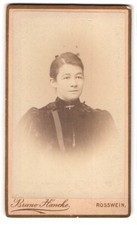 Fotografie Bruno Hancke, Rosswein, Brückenplatz, Elegante Dame mit Hochsteckfri 