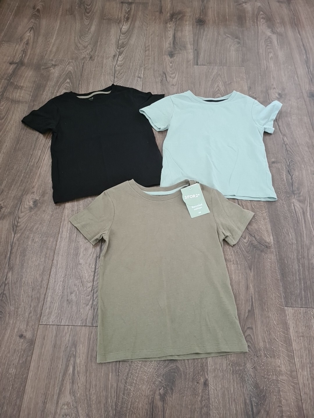 Boys 3 Pack of H&M Basic T-shirts Age 4-6 Years (110/116cm) in VGC RRP £8.99