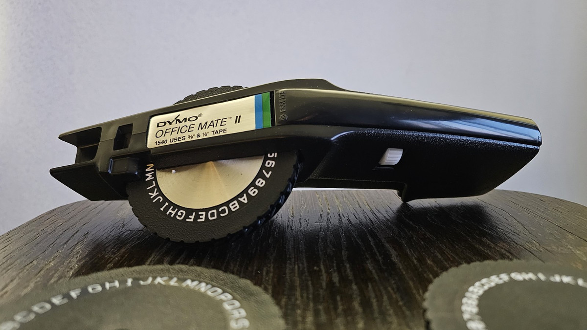 Dymo 1575 Black Executive 3 Tapewriter Label Maker In Case Dymo 1575 Black Executive 3 Tapewriter Label Maker In Case