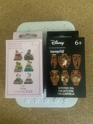 2 x Loungefly Disney Mystery Blindbox Pins - Hades Vase, Flunder Bücher