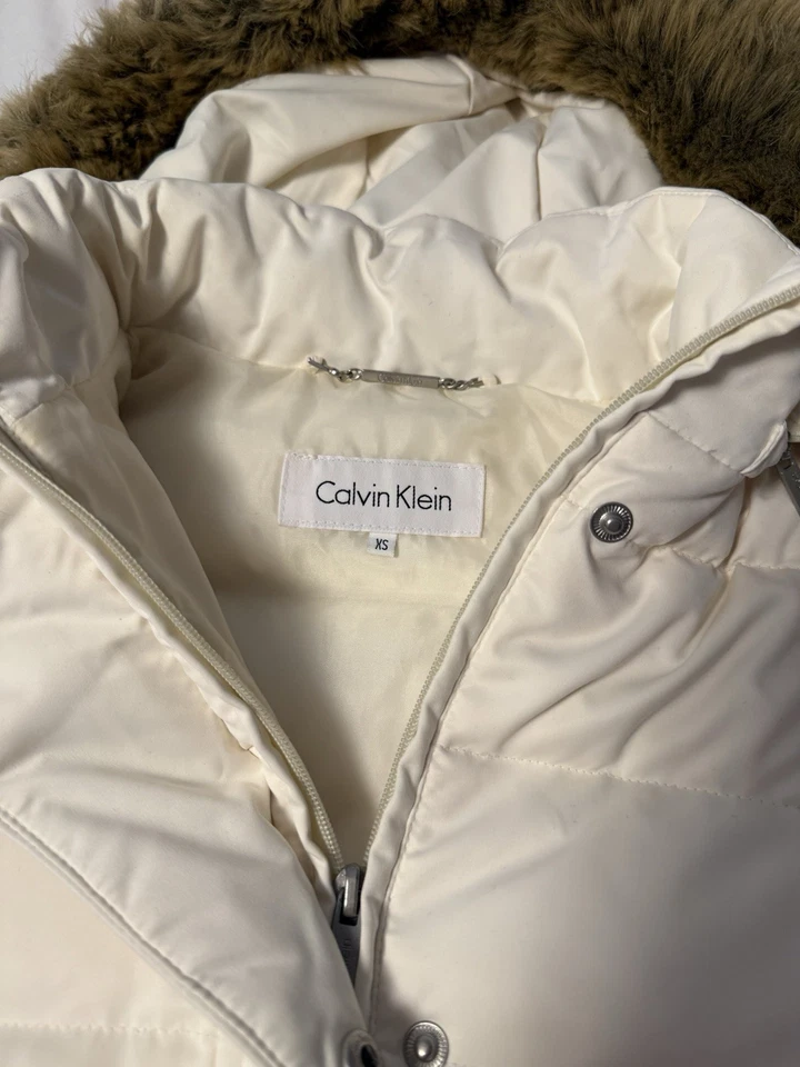 Chaleco acolchado Calvin Klein blanco roto/crema marrón imitación piel capucha Foto 3 de 3