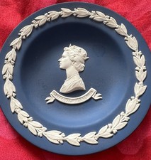 Wedgwood Commemorative Plate Small Queens Silver Jubilee 1952 - 1977 Small Chip