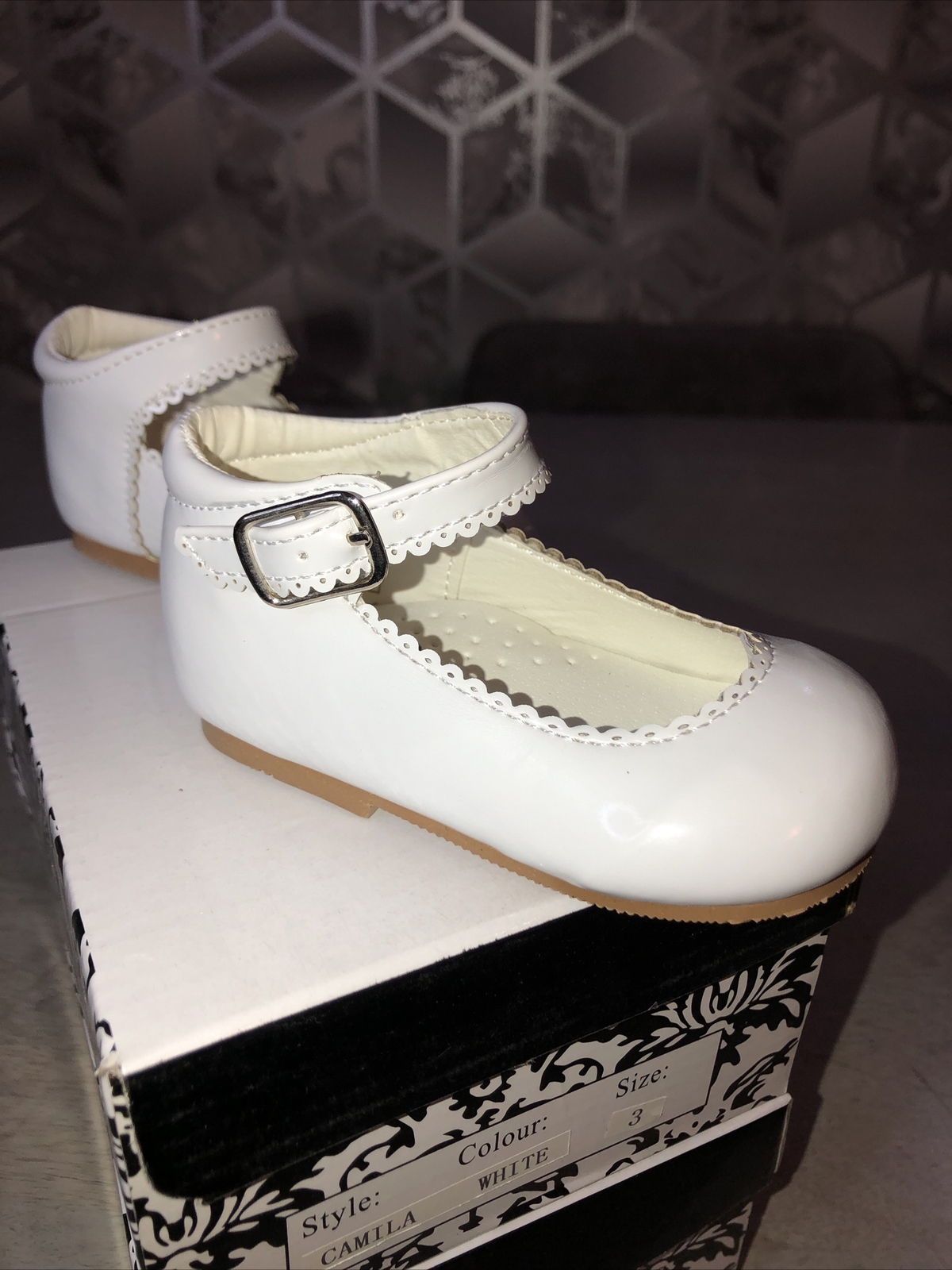 NIÑAS ZAPATOS ESTILO ESPAÑOL MARY JANE BRILLANTE PATENTE BLANCO NUEVO DISEÑADOR REINO UNIDO 3