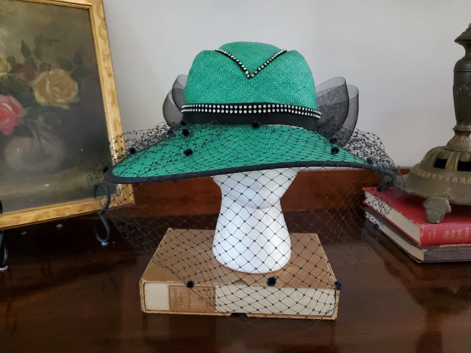Sombrero vintage Kelly verde tejido cisne creaciones colecciones de diseñadores pedrería  Foto 2 de 4