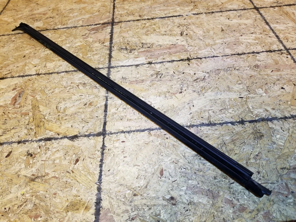 05 06 07 08 09 VOLVO S60 Puerta de paso delantera derecha Ventana Cinturón Sello Moldura OEM Foto 3 de 4