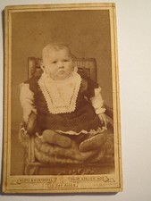 Hof - auf einem Stuhl sitzendes dickes Kind - Baby - Portrait / CDV