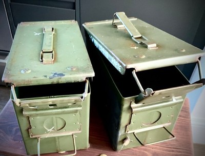 Zwei alte grüne Munitions-/Kartuschenkisten