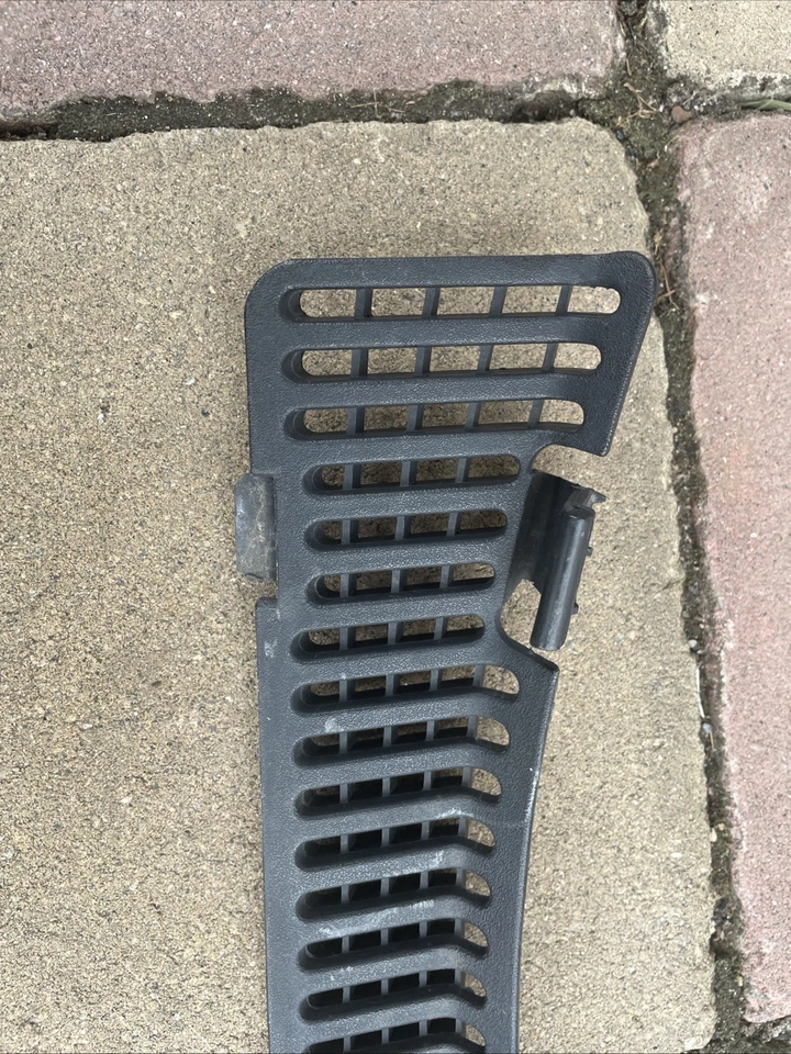 Dodge Magnum, Charger, & Chrysler 300 Cabin Air Filter Box Cover Grille OEM - Image 2 of 4