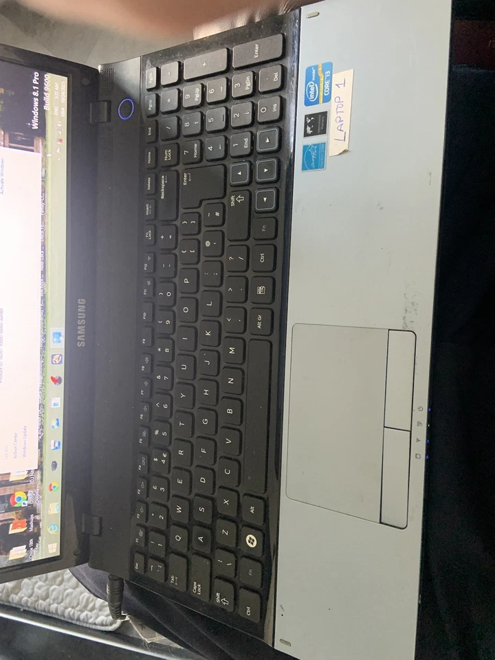 Samsung Laptop 500gb hardrive unit 4gb ram needs charging unit and battery. - Image 3 of 4