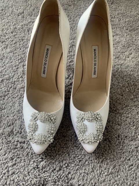 manolo blahnik white hangisi