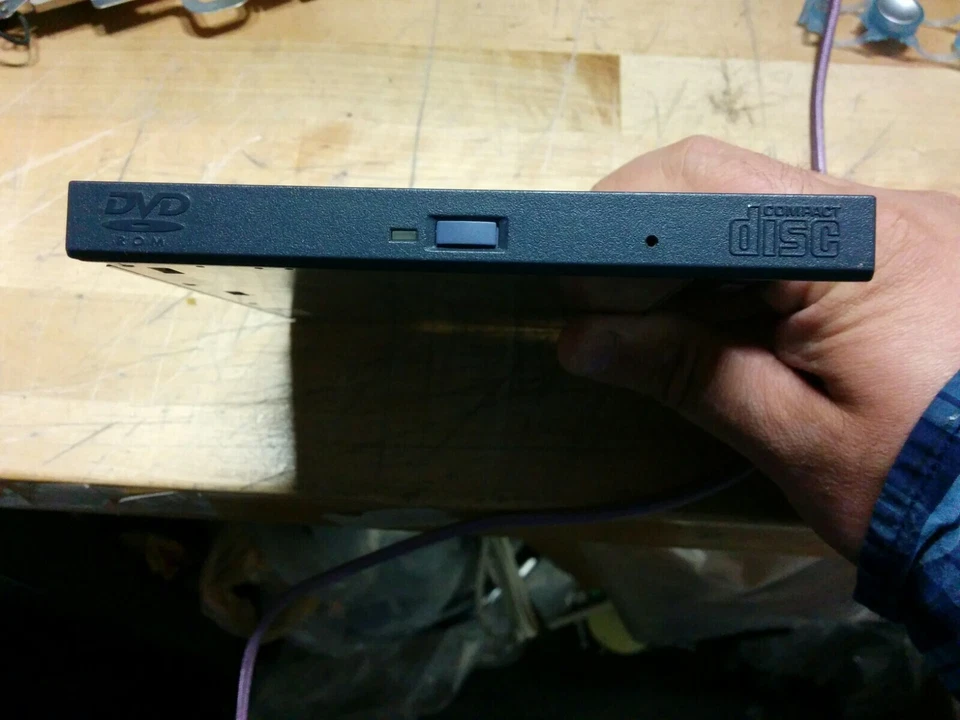 Quanta SDR-081 SDR081AS DVD-ROM CD Optical Drive with Original Front Bezel / 30 - Image 2 of 4