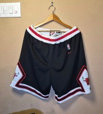 Vintage Nike Team Sports Chicago Bulls NBA Basketball Shorts - Men s Large - Bla