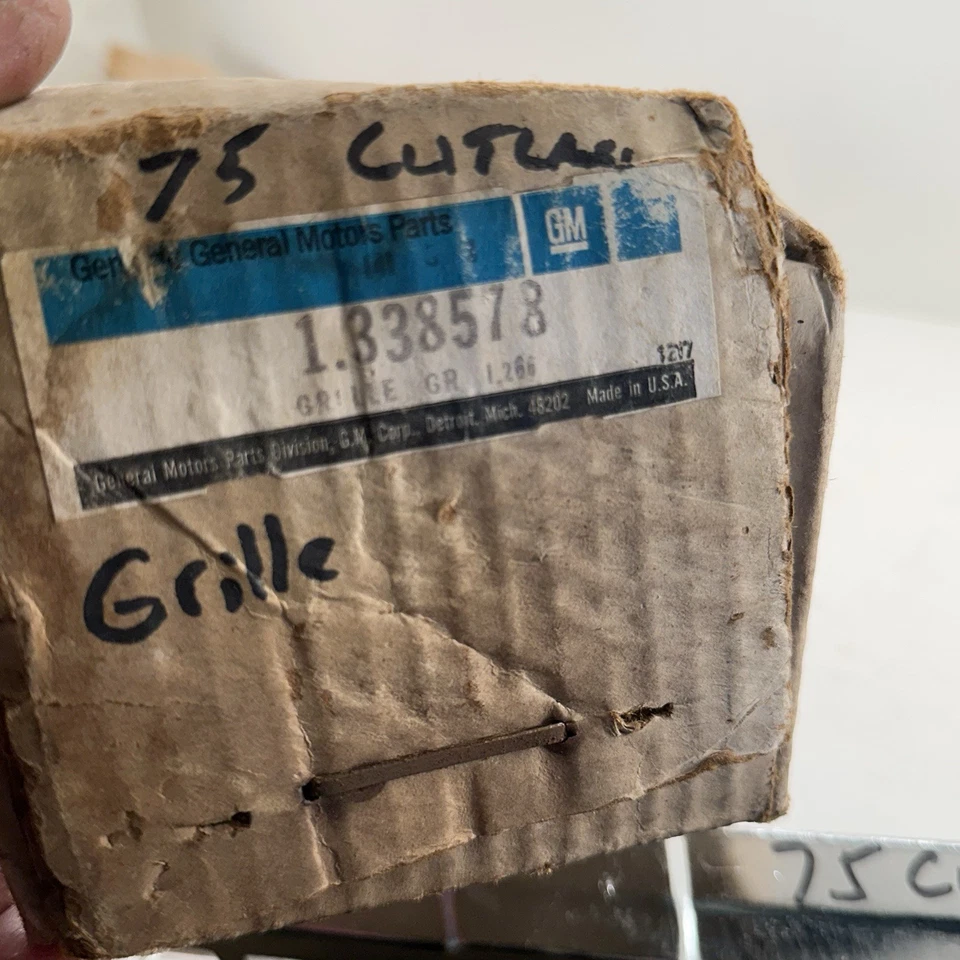 Nuevo OEM GM 338578 CHEVROLET 75 Cutlass 75-77 MONTE CARLO INSERTO PARRILLA INFERIOR Foto 2 de 4
