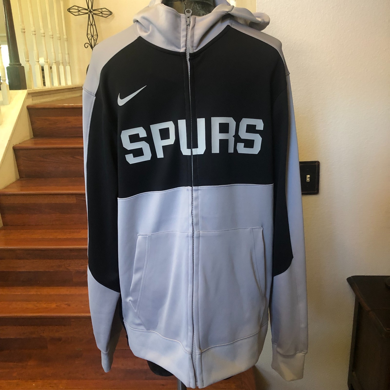 SACAI X NIKE Nike NBA San Antonio Spurs Uomo Large Grigio Nero Giacca Felpa con Cappuccio Therma Flex Nuova con etichette