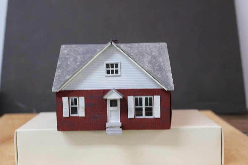 HO SCRATCH BUILT 1950S HOUSE READY TO USE