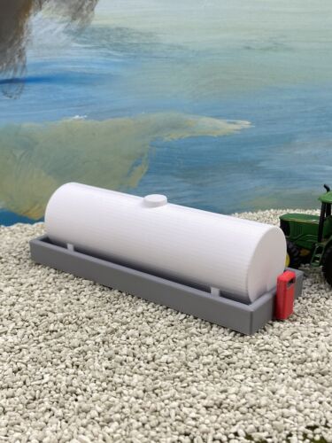1:64 Scale Diesel Tank With Pump And Concrete Barrier Farm Toys + Construction - Picture 7 of 7