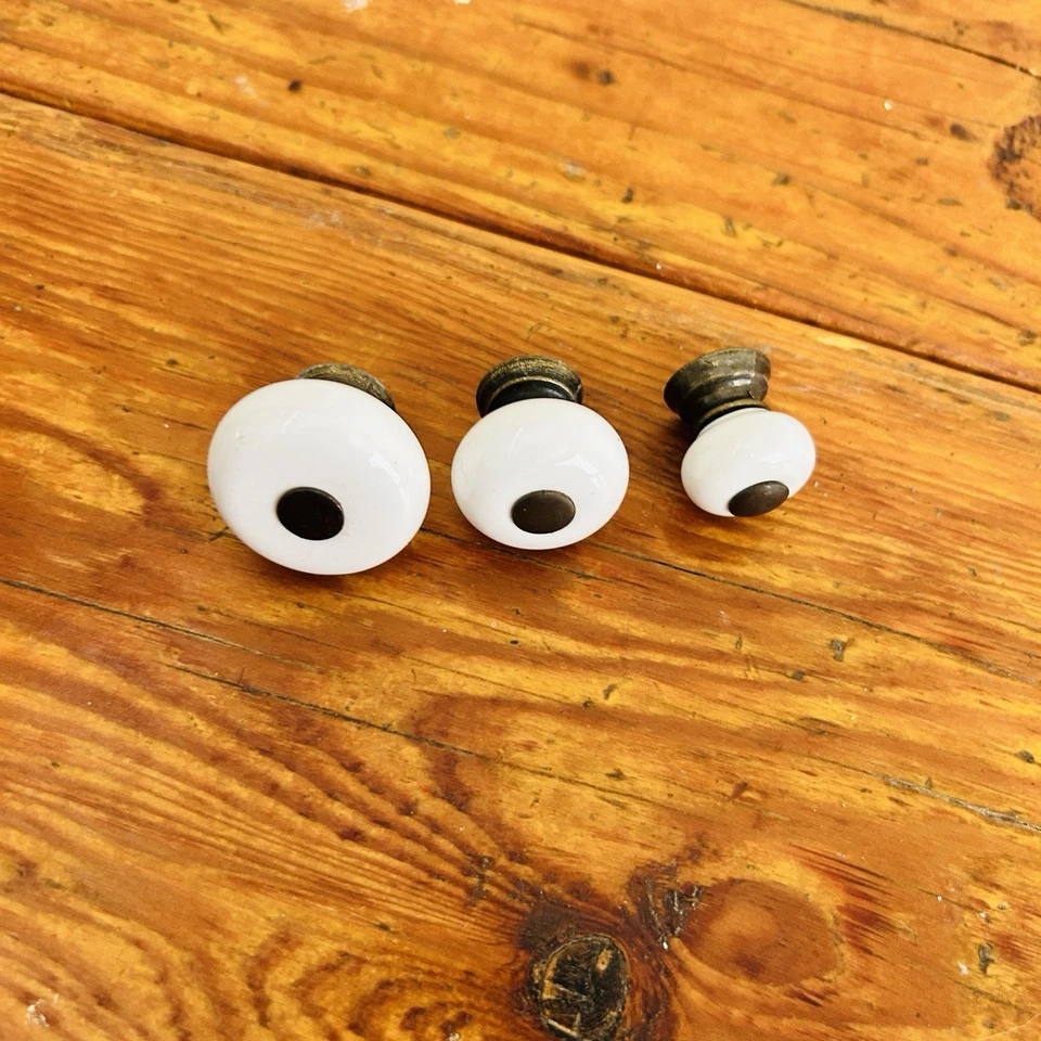 Vintage White Porcelain Drawer Pulls Brass Center Ring Set of 3 Scoping Sizes Foto 3 de 3
