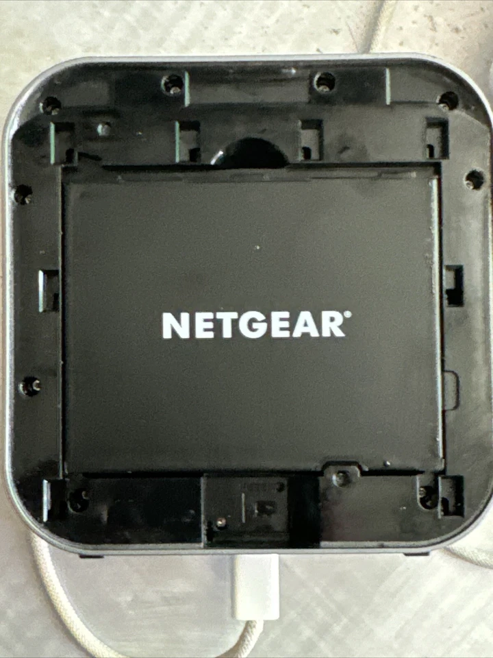 NETGEAR Nighthawk MR1100 Mobile Hotspot Router - Black (AT&T) - Light Use - Image 4 of 4