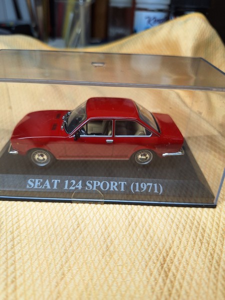 Coche 1/43 Altaya Seat 124 Sport (1971)- rojo