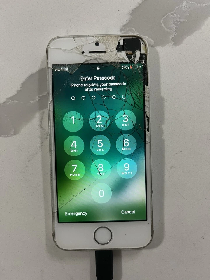 Apple iPhone 5S Plateado A1533 Pantalla agrietada Solo para piezas Foto 2 de 4