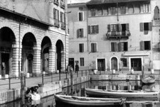 Mujer Lavando Ropa Frontal Palacio Todeschini Antigua Marina Desenzano - Foto Antigua