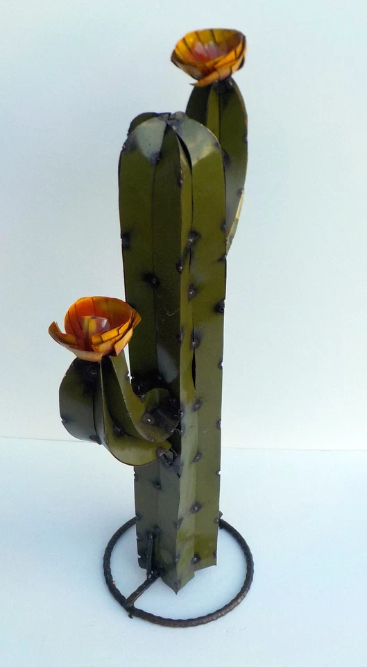 ARTE DE PATIO DE METAL 25" ESCULTURA DE CACTUS SAGUARO VERDE OLIVA CON FLORES AMARILLAS Foto 2 de 4