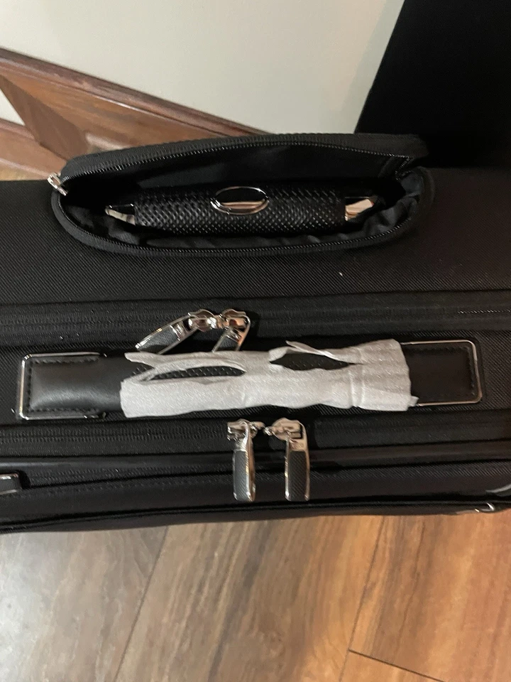 NUEVO Maletín compacto de 4 ruedas Tumi ARRIVE 17,5” - NEGRO - $1.495,00 Foto 4 de 4