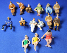 O - S - O-27 - 15 Seated Plastic Figures - Nicely Painted - Parents w/baby